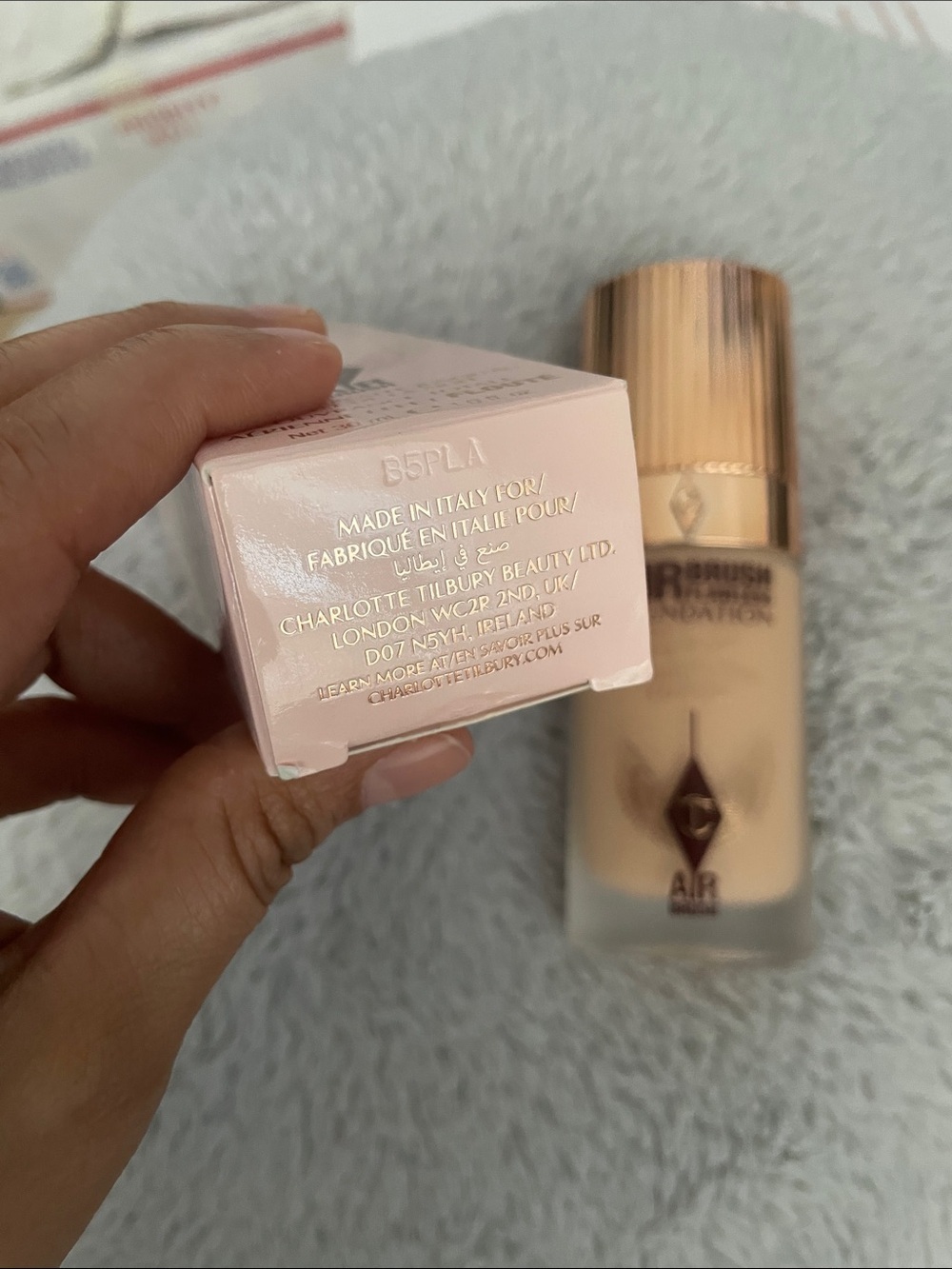 Charlotte Tilbury Airbrush Flawless Foundation – Beige/Gold Packaging - Picture 6 of 13